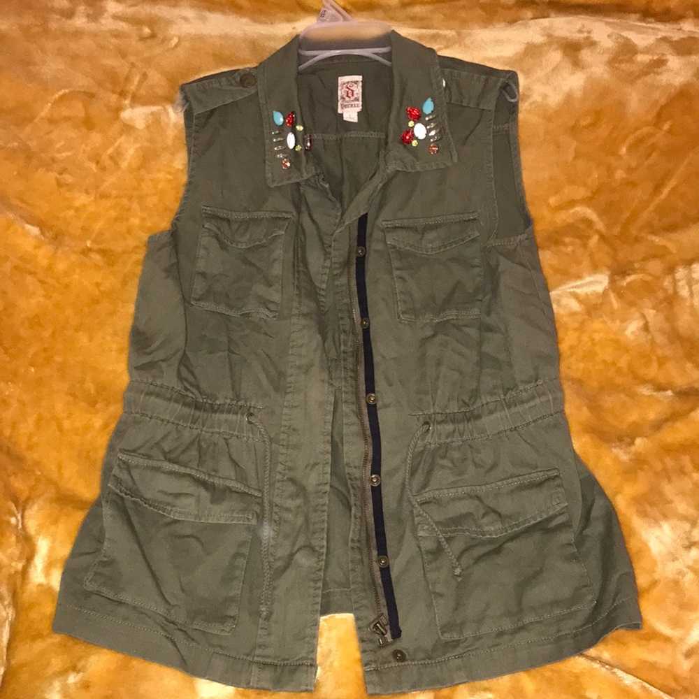 Decree vest